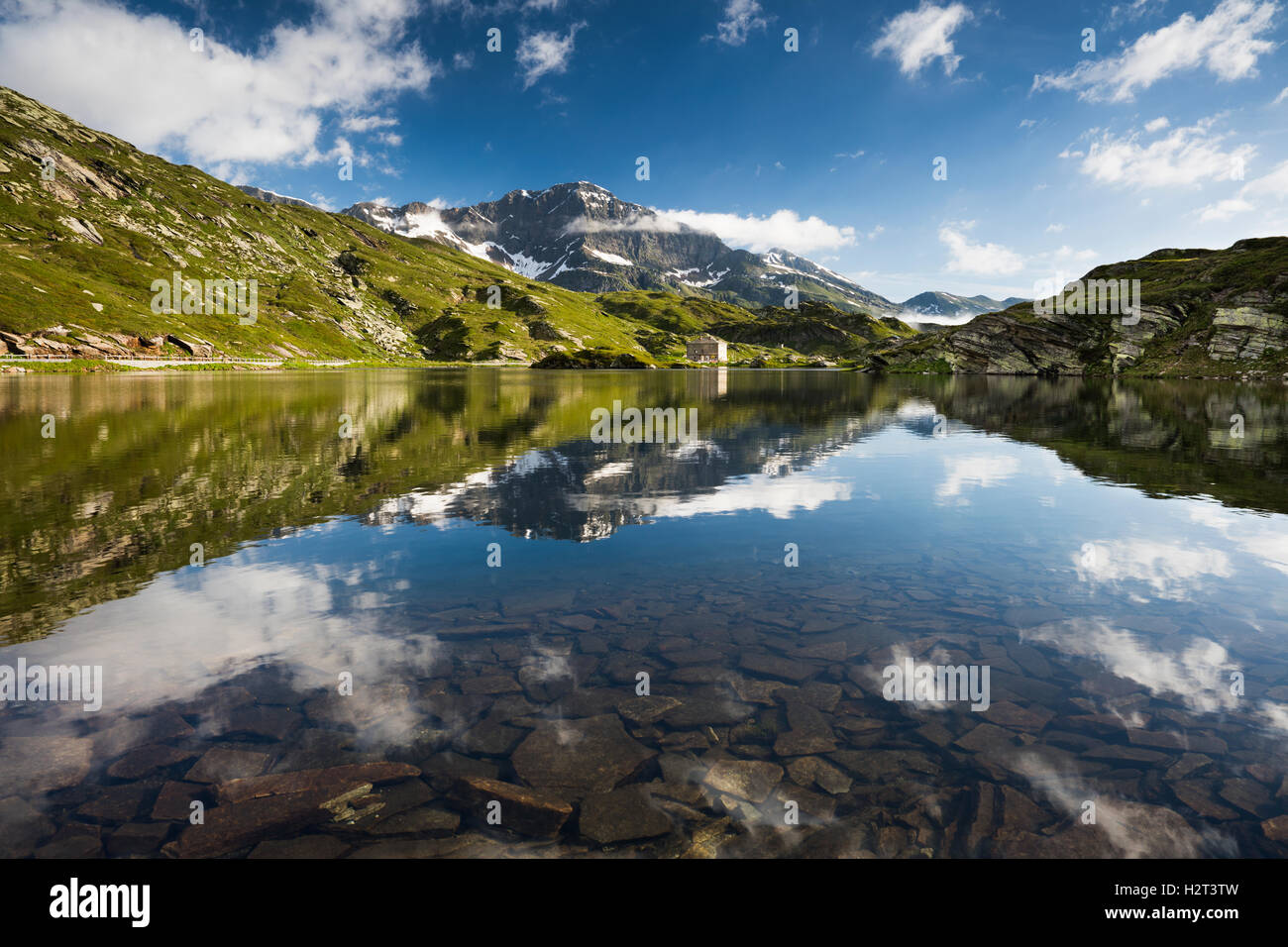 Col de San Bernardino avec de l'eau reflet, France Alpes, Suisse, Canton des Grisons Banque D'Images