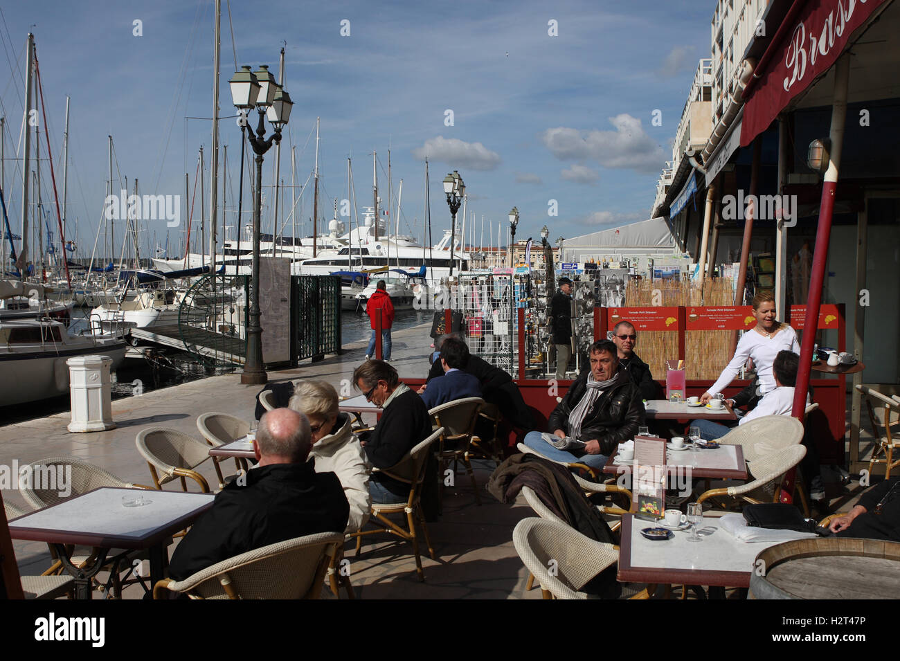 Café-dans le port de Toulon, Var, Cote d'Azur, Provence, France, Europe Banque D'Images