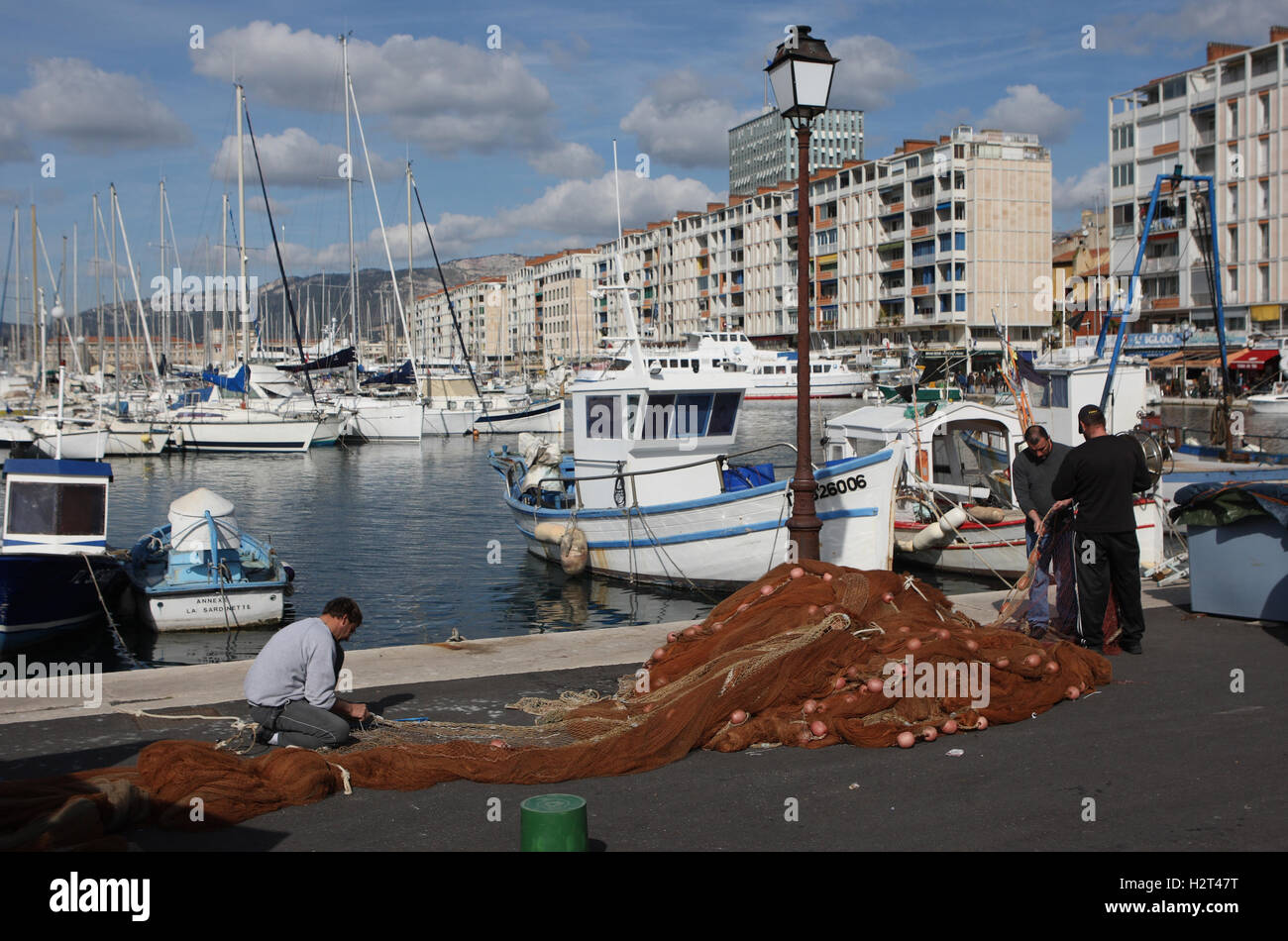 Les pêcheurs réparer leurs filets sur le quai Minerve au port de Toulon, Var, Cote d'Azur, France, Europe Banque D'Images