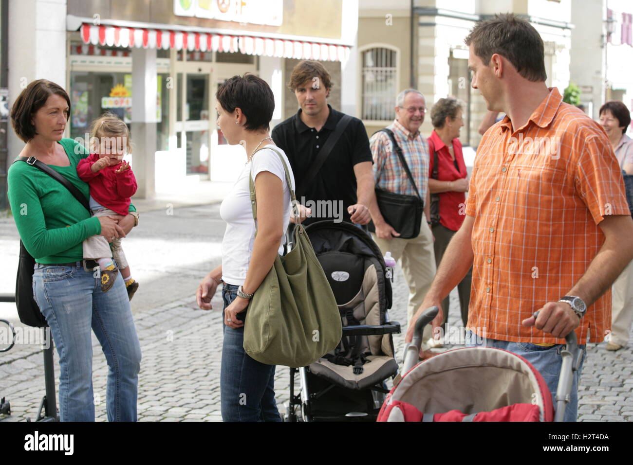 Les gens marcher dans une zone piétonne, Isny, Bavière Banque D'Images