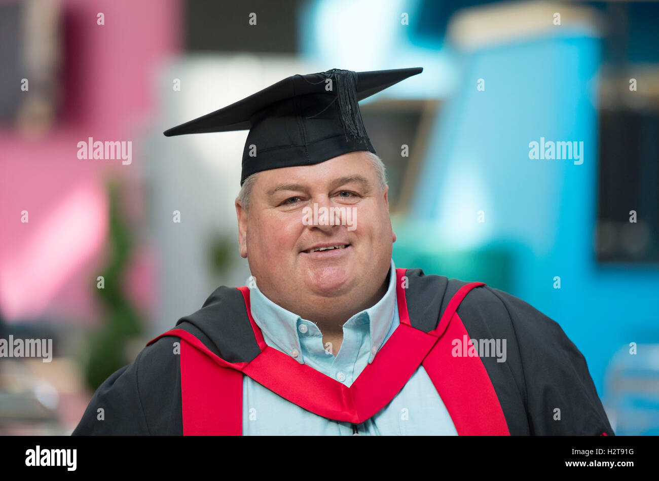 Les étudiants de l'université portant des toges et mortarboards pendant une cérémonie. Banque D'Images