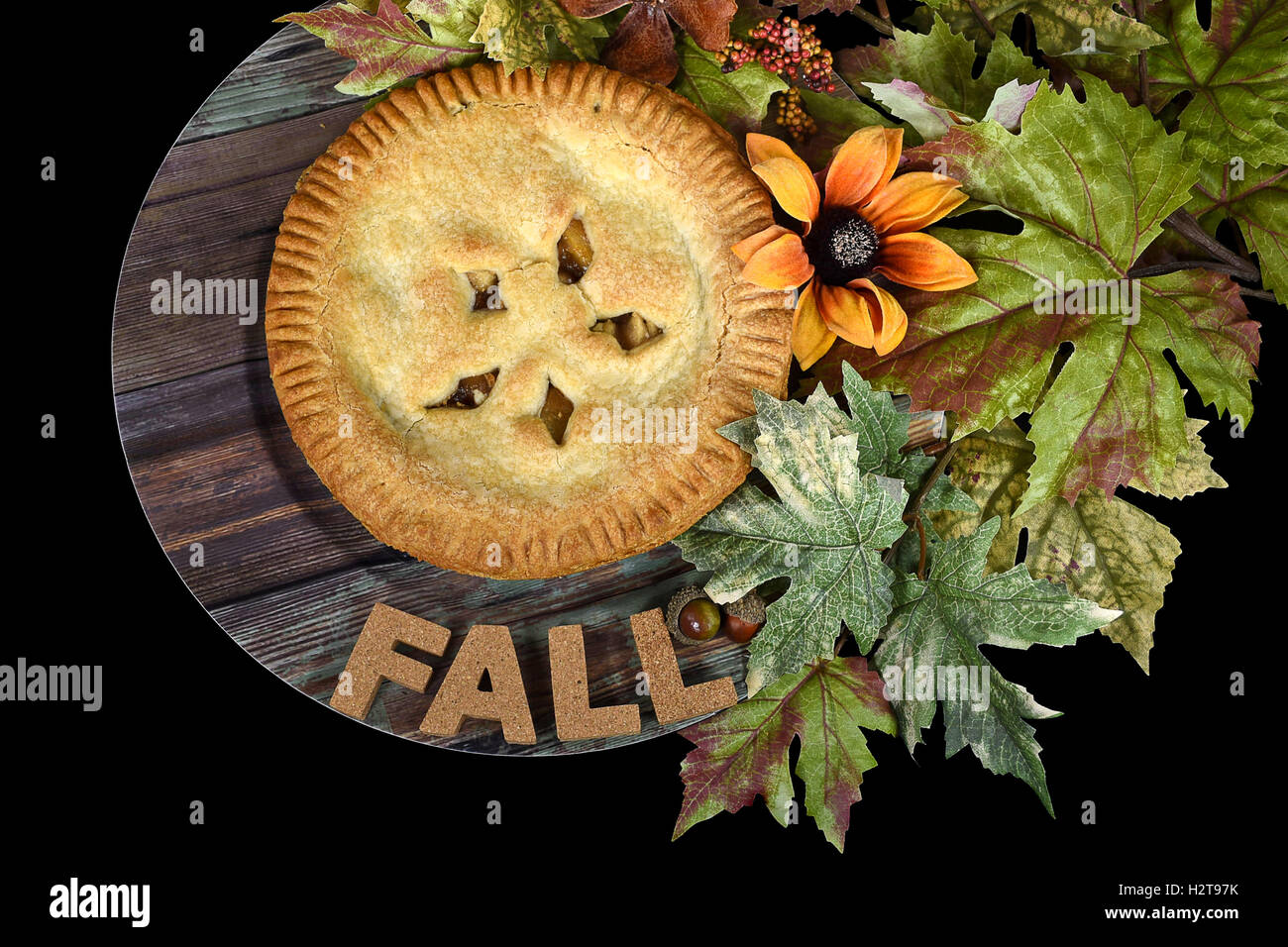 Tarte aux pommes d'automne sur la plaque en bois avec des feuilles et de tournesol Banque D'Images