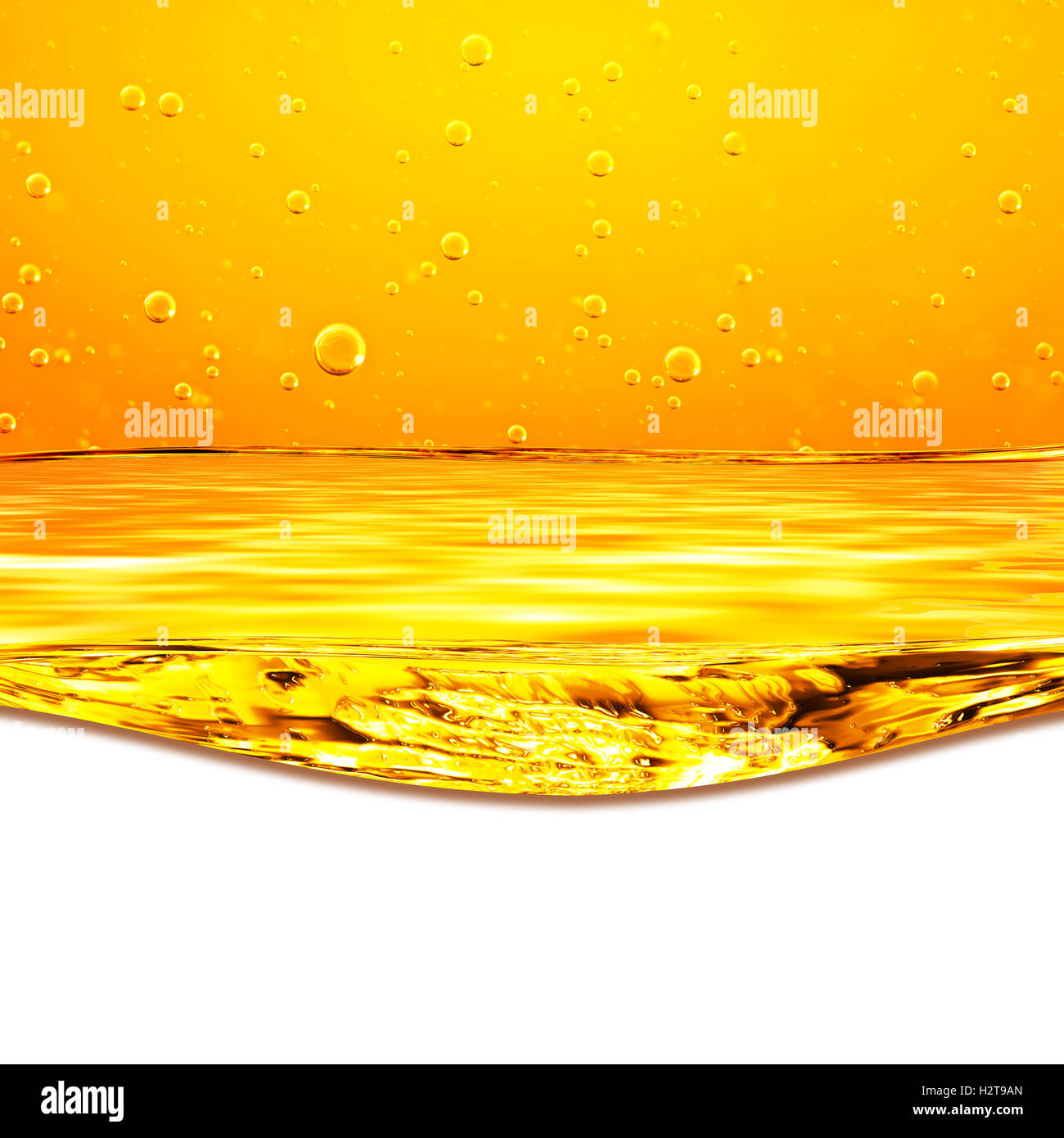 L'huile. Le miel. La bière. Des jus de fruits. Flux jaune orange liquide avec bulles d'oxygène. Libre. Orange Jaune vagues et fond blanc Banque D'Images