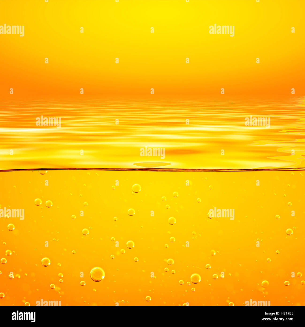 L'huile. Le miel. La bière. Des jus de fruits. Orange jaune liquide avec des bulles d'oxygène. Libre. Orange Jaune vagues et ciel. Banque D'Images