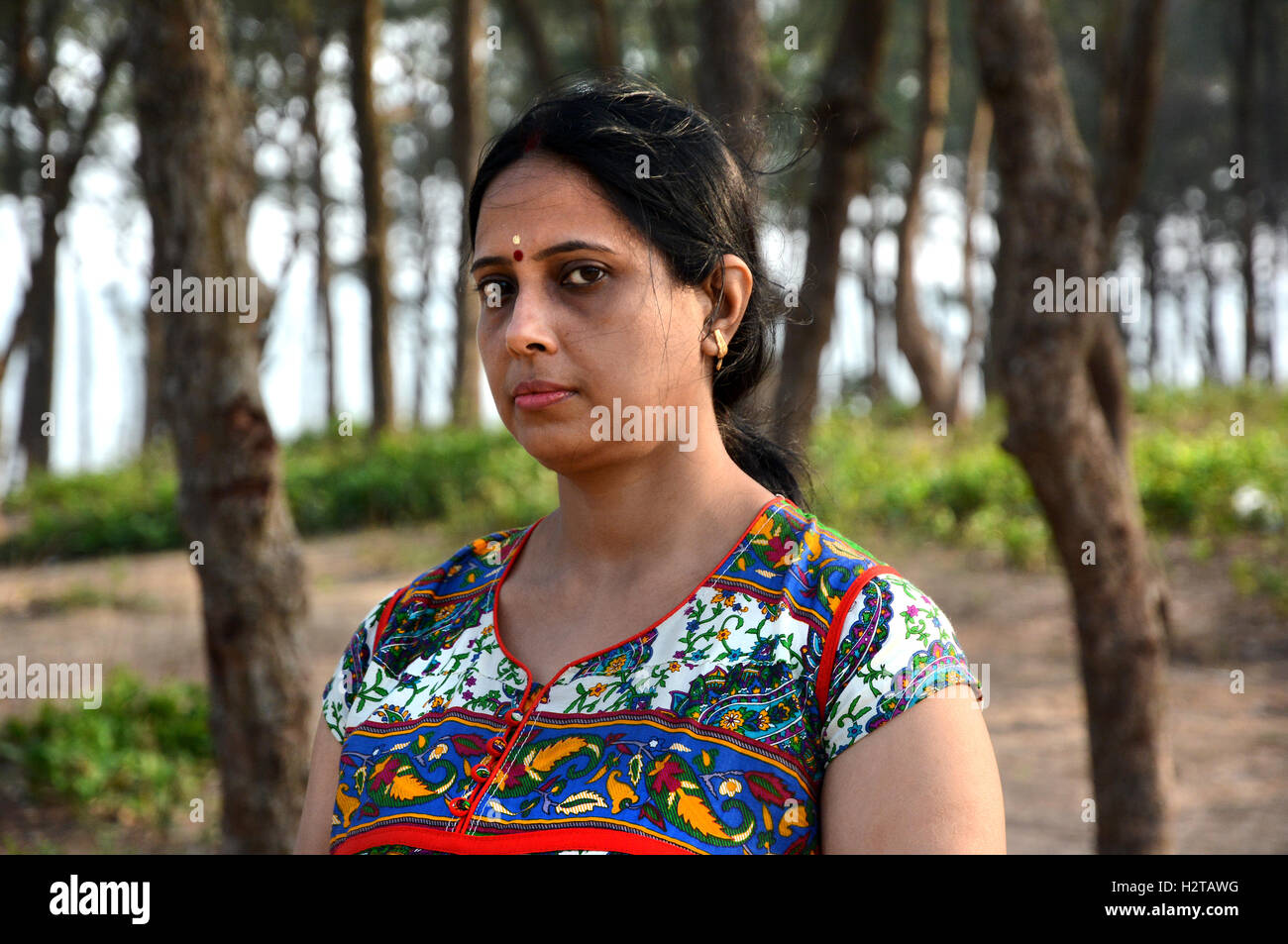 Femme indienne au bord de la mer domaine de Digha. Banque D'Images