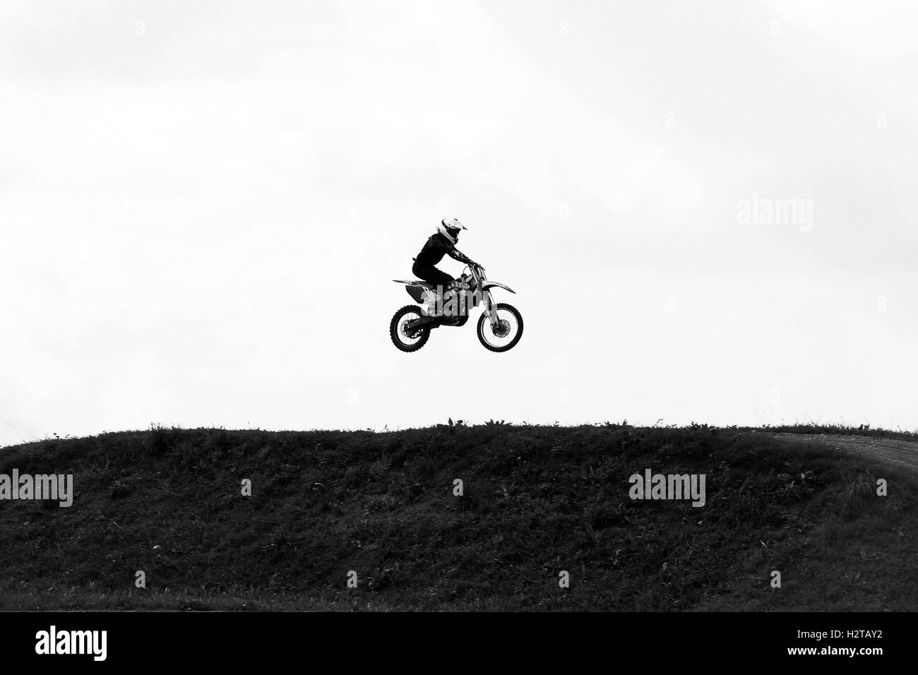 Saut en moto dans le ciel sur masquer photo noir et blanc vitesse Banque D'Images