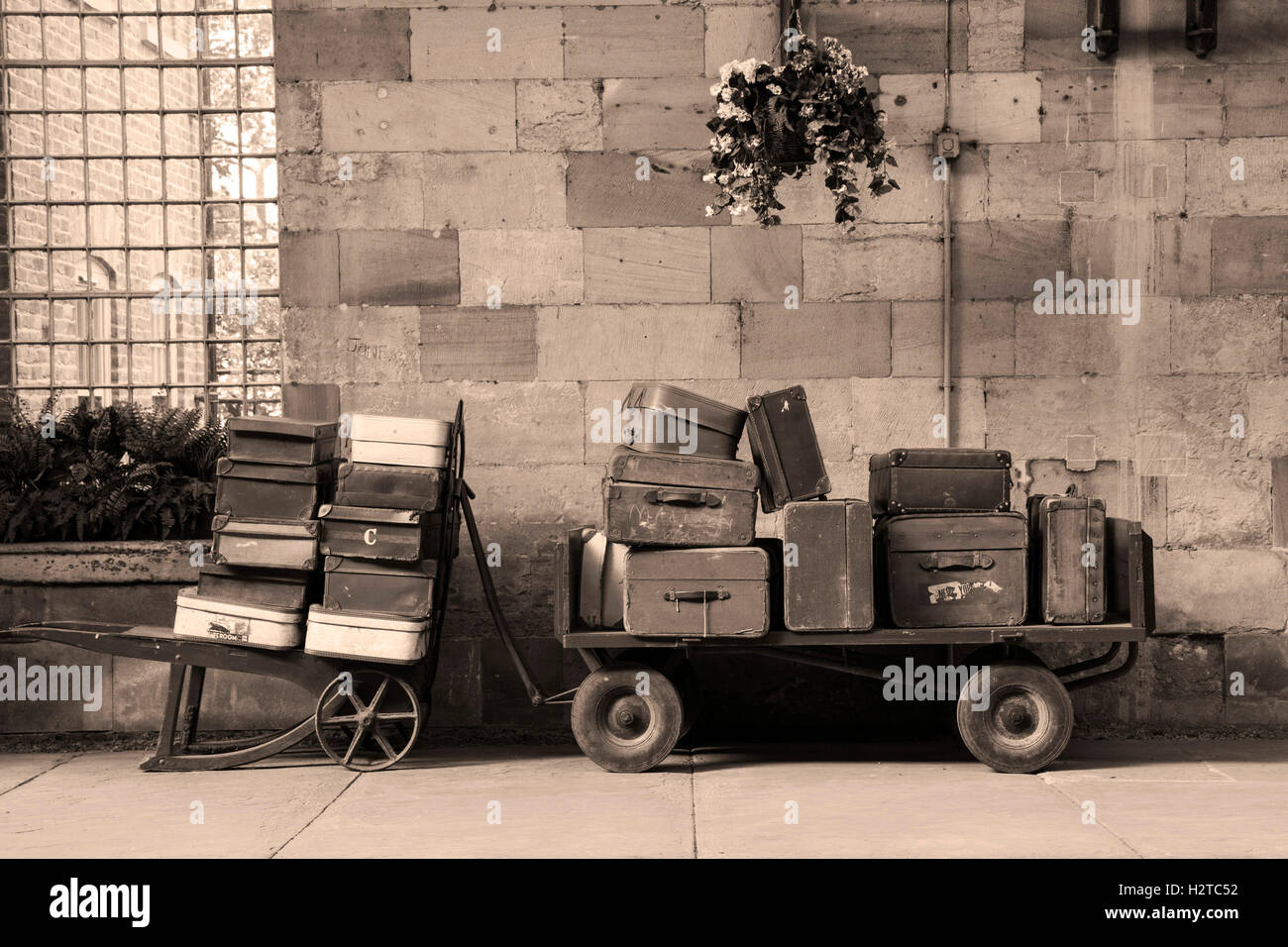 Vieux chariots à bagages à Pickering, North Yorkshire. Droit converties en noir et blanc et donné une teinte sépia. Banque D'Images