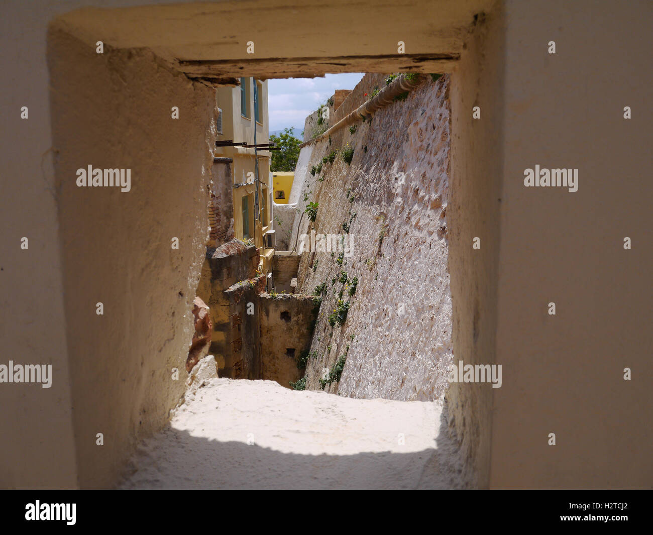 Petite fenêtre dans le mur de château Banque D'Images