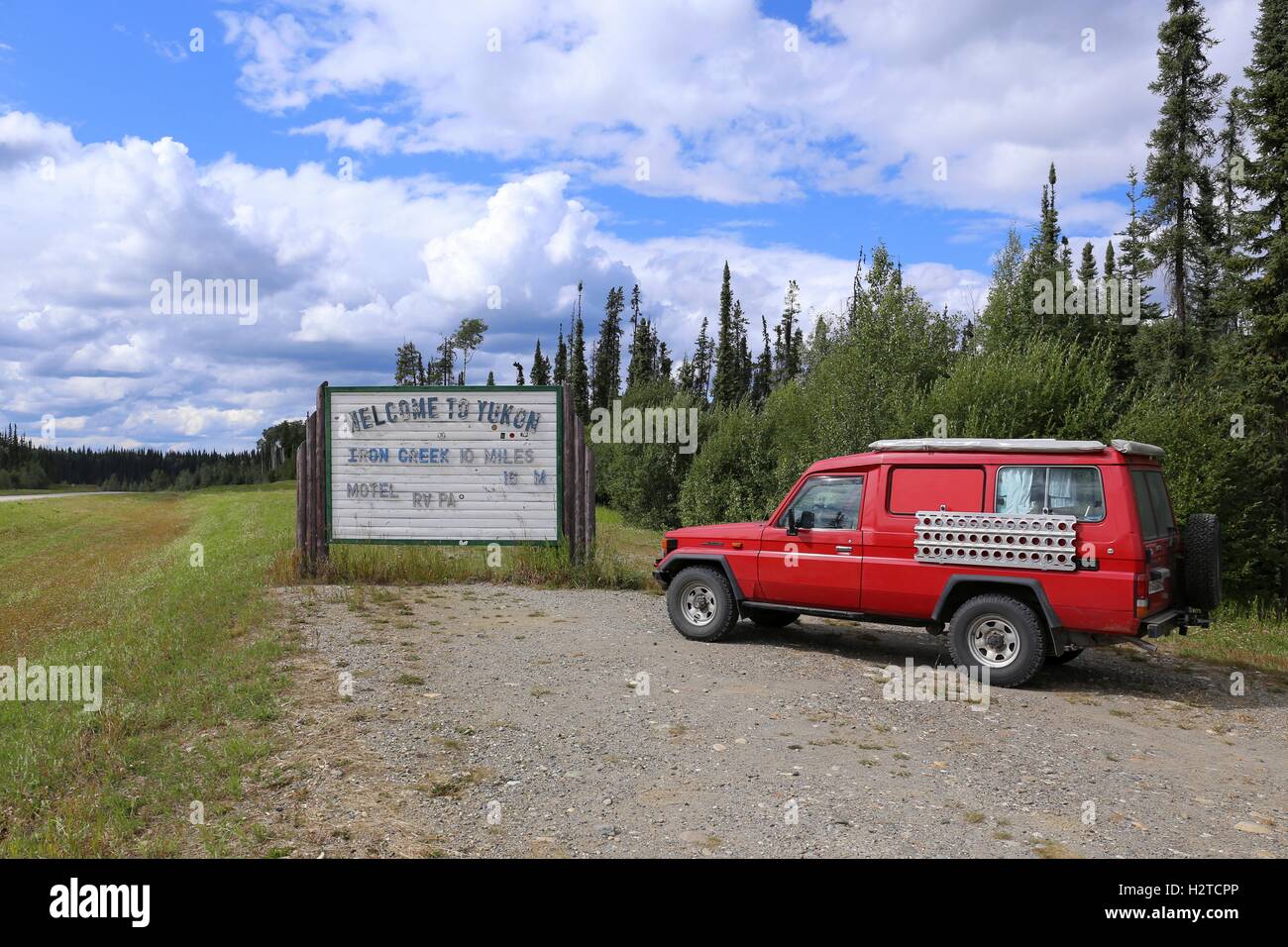 Bienvenue sur le Yukon signent avec un LandCruiser, Canada Banque D'Images