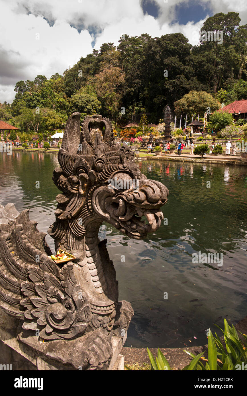 L'INDONÉSIE, Bali, Tirta Gangga, Ababi, Palais de l'eau, tête du serpent décoration pont sur la piscine Banque D'Images