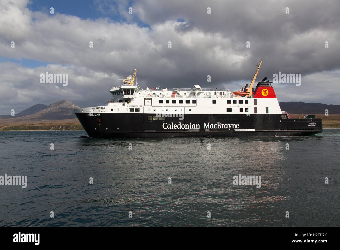 Île d'Islay, en Écosse. L'CalMac ferry MV Finlaggan transitant par le son d'Islay, avec l'île de Jura en arrière-plan. Banque D'Images