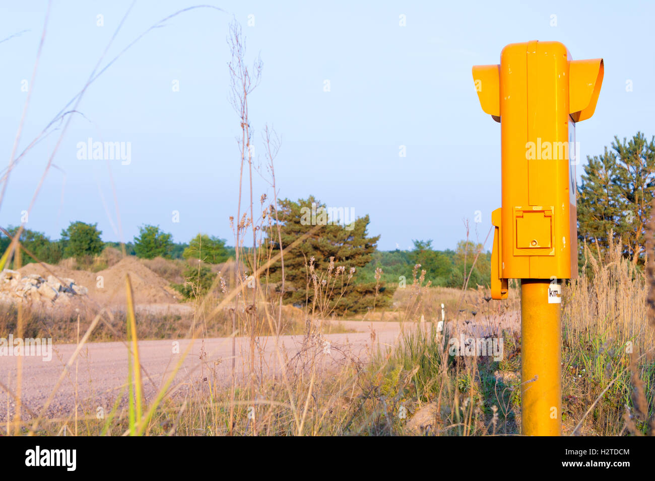 Appel sos allemand fort sur une route vide Banque D'Images