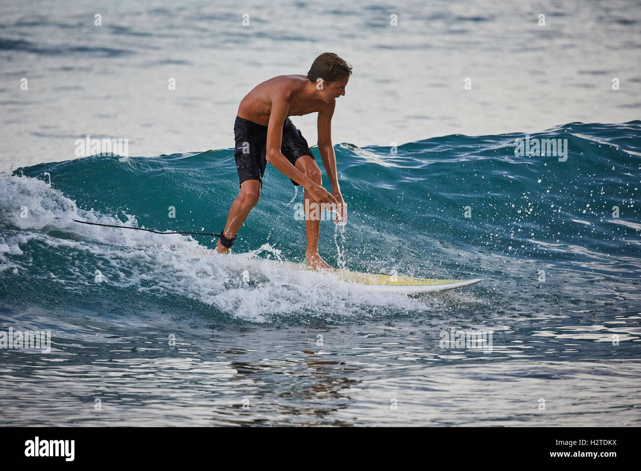 La Barbade Bridgetown surfers joli jeune garçon homme adolescents surf surfers copyspace surfboards dans vie mer vapeur froide Banque D'Images