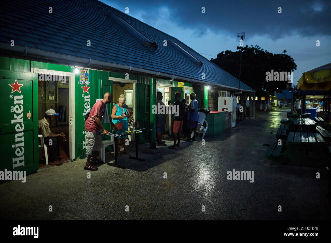 Barbados Oistins pub bar locaux potable ville côtière paroisse Christ Church village de pêcheurs touristes sortir vendredi soir Mar Banque D'Images