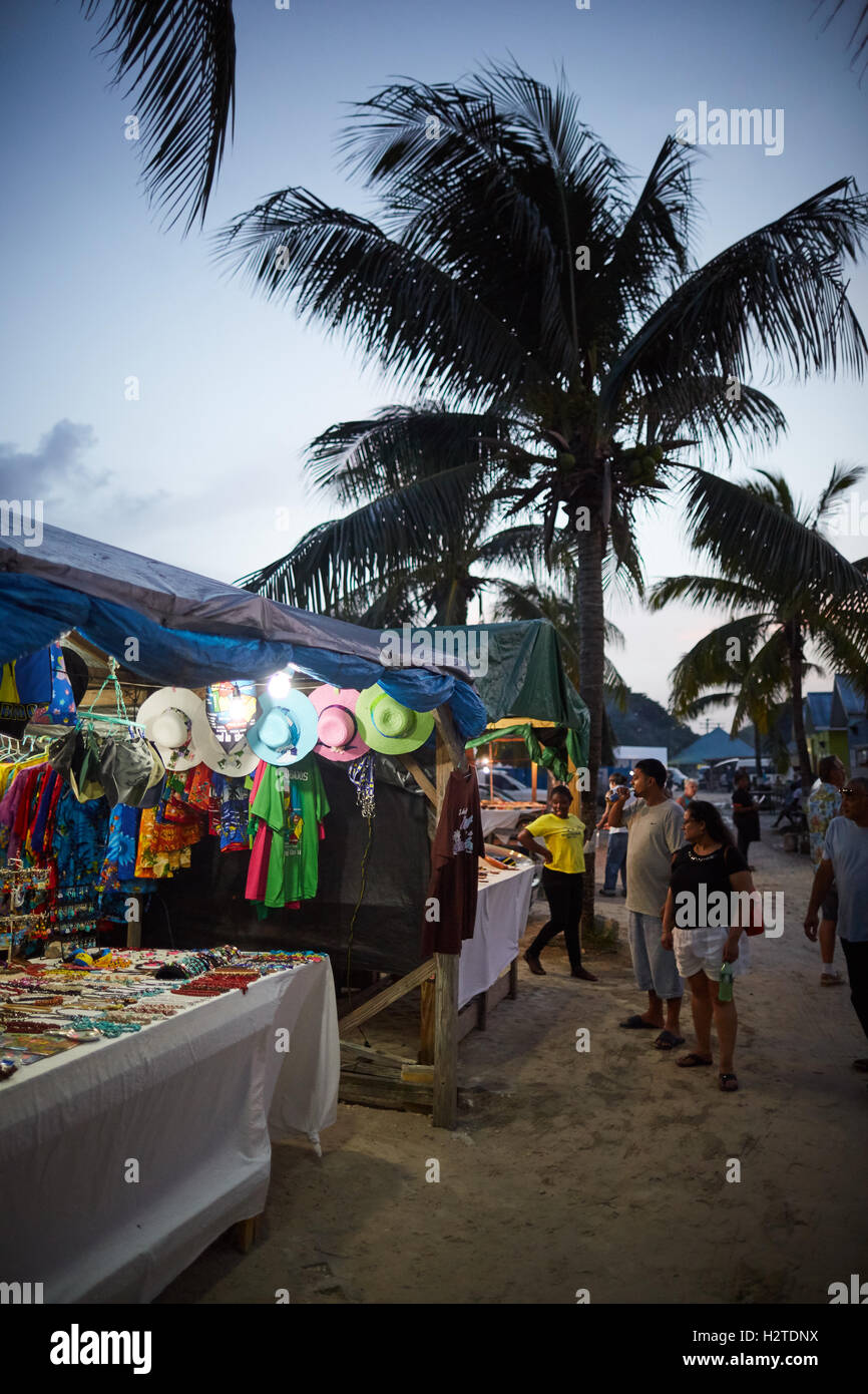 Barbados Oistins cadeaux ville côtière touristique Marché de la paroisse Christ Church village de pêcheurs touristes traîner marché vendredi soir Banque D'Images