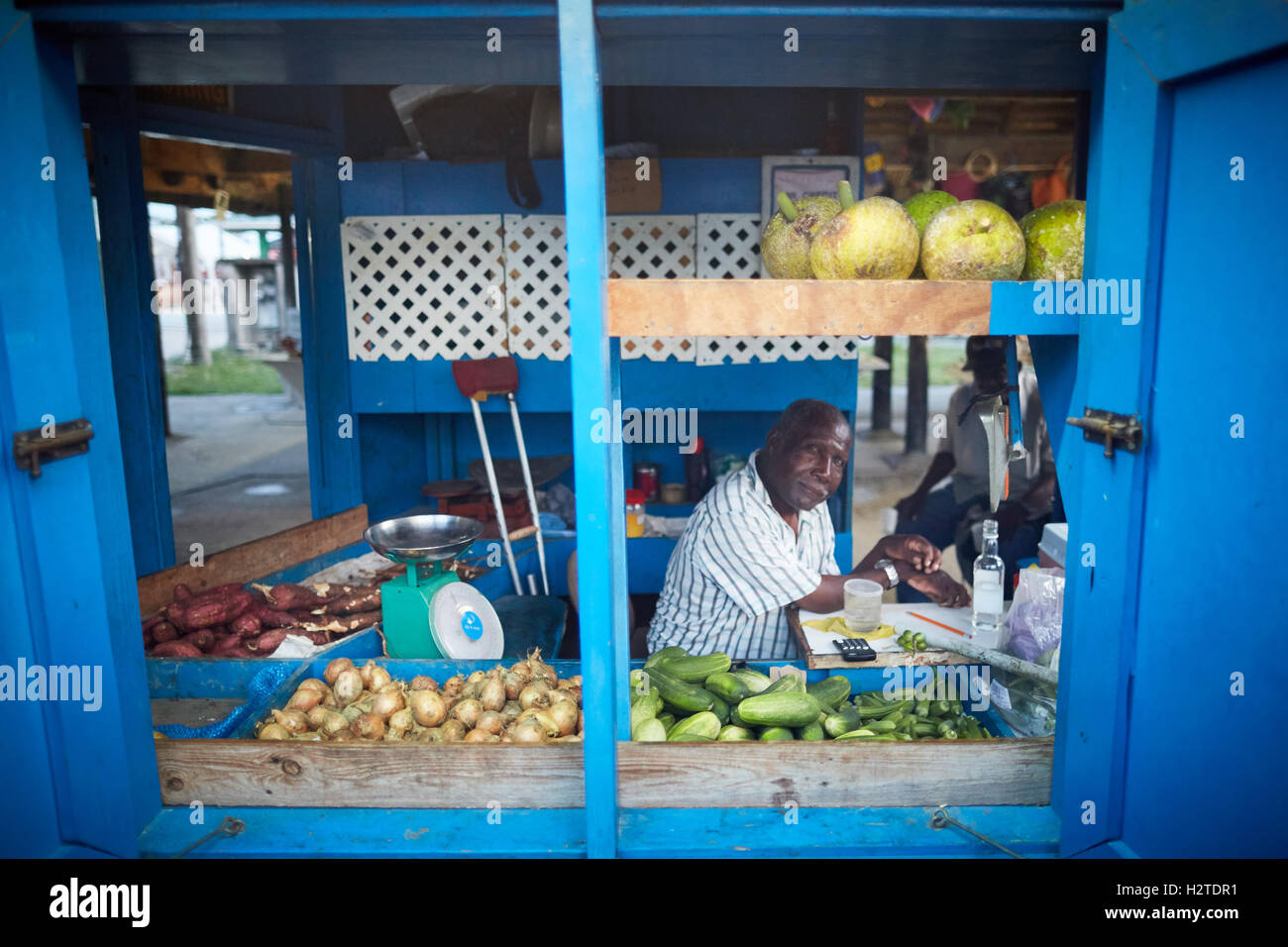 Barbados Oistins ville côtière de cuisine chef cuisinier paroisse Christ Church village de pêche petit magasin dans l'espace du marché fruit veg Banque D'Images