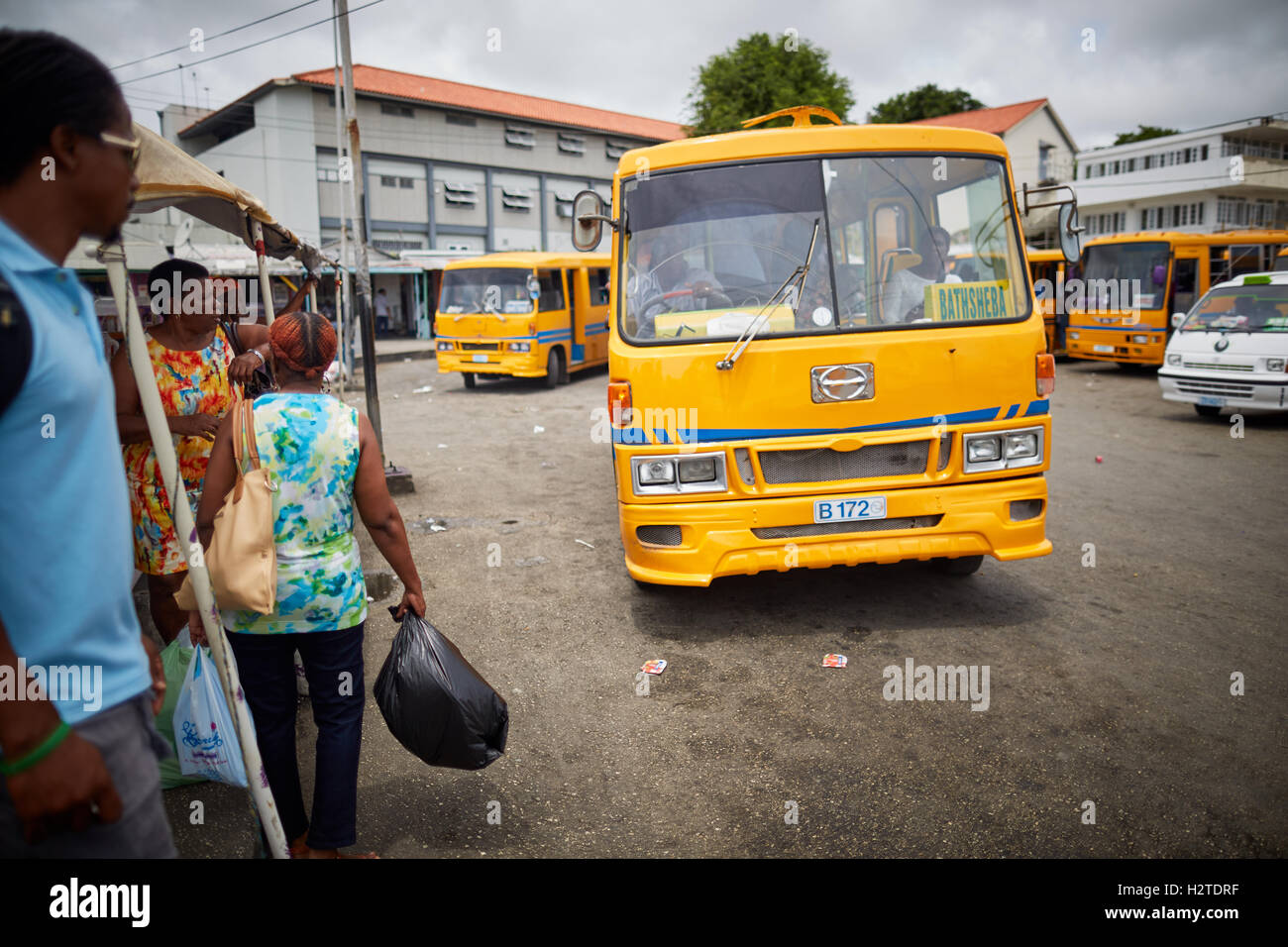 ZRs Oistins Barbade Bridgetown jaune taxi bus bus station Banque D'Images