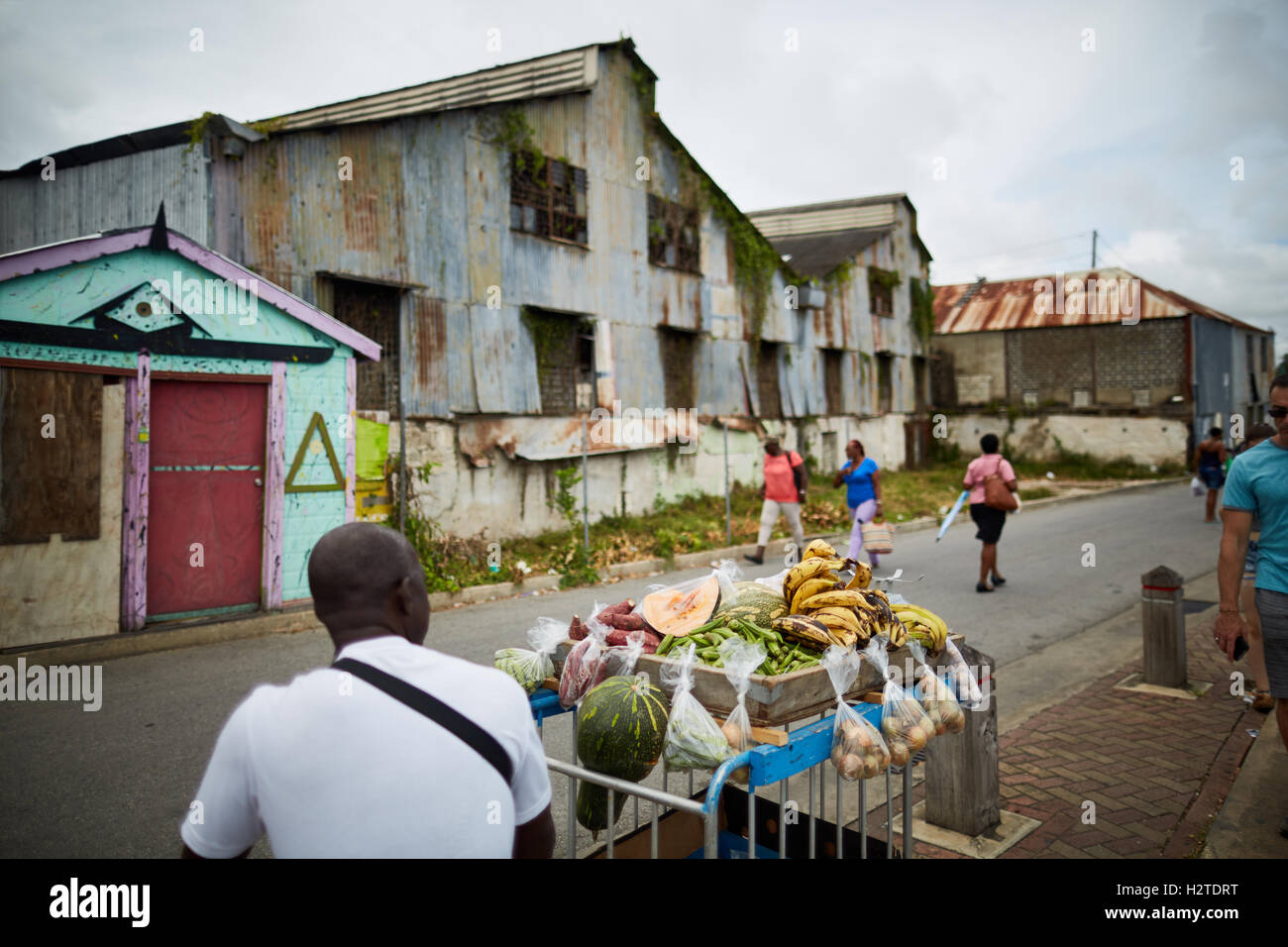 Place du marché de la Barbade Bridgetown entreprises pauvres ordures délabré délabrés privés la pauvreté commune ONU-ghetto gardé waiti minable Banque D'Images