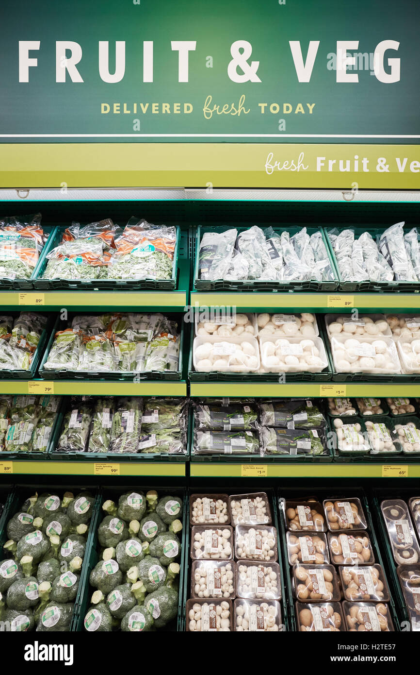 Boutique de fruits légumes verts stand intérieur Aldi Leigh Parsonage Retail Park stand légumes boutiques shopping shopper store supe Banque D'Images