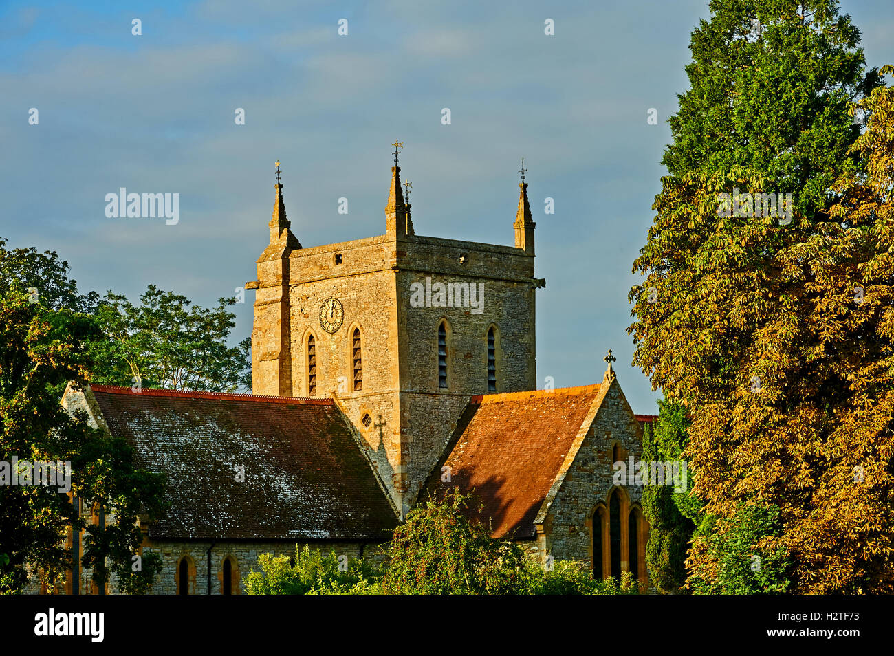 L'église de Sainte Marie et de la Sainte Croix dans le village de Alderminster fait partie du bénéfice dans Stourdene Sud Warwickshire Banque D'Images