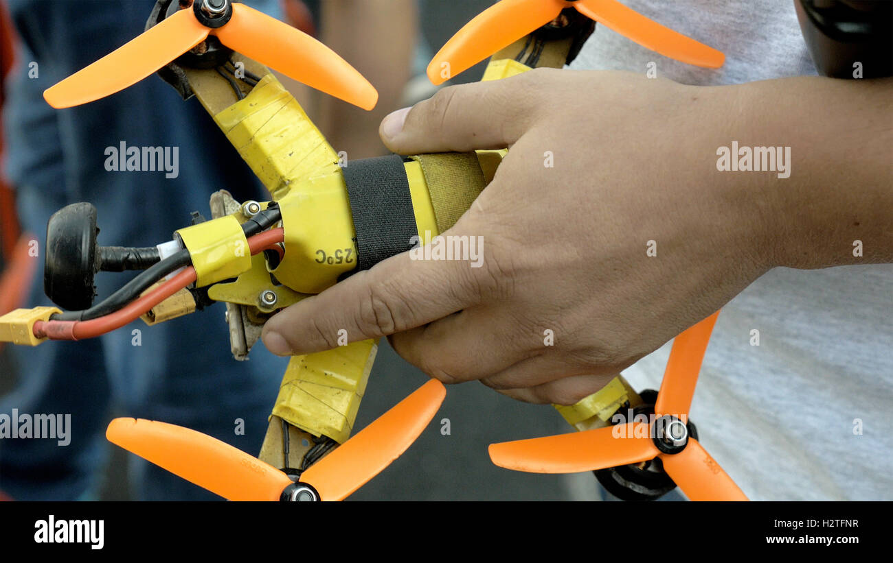 Drone FPV artisanal moderne entre les mains de l'homme Photo Stock - Alamy