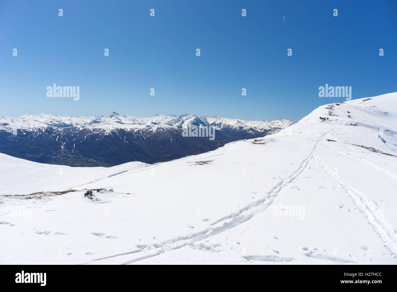 Vue grand angle d'une station de ski dans la distance avec des pics de ...