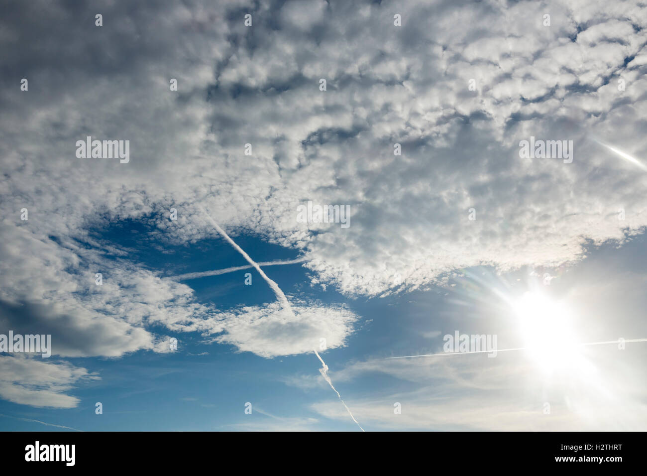 Photo aérienne, nuages, altuscumulus, ciel bleu avec les traînées de condensation, passage de la Ruhr, Bochum, Rhénanie du Nord-Westphalie, Banque D'Images