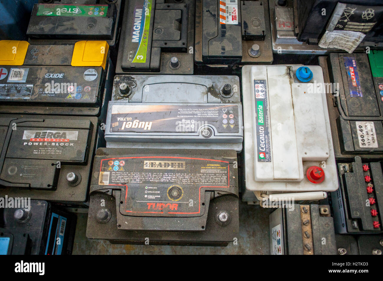 Stockage des batteries de voiture à recycler, centre de recyclage Photo  Stock - Alamy