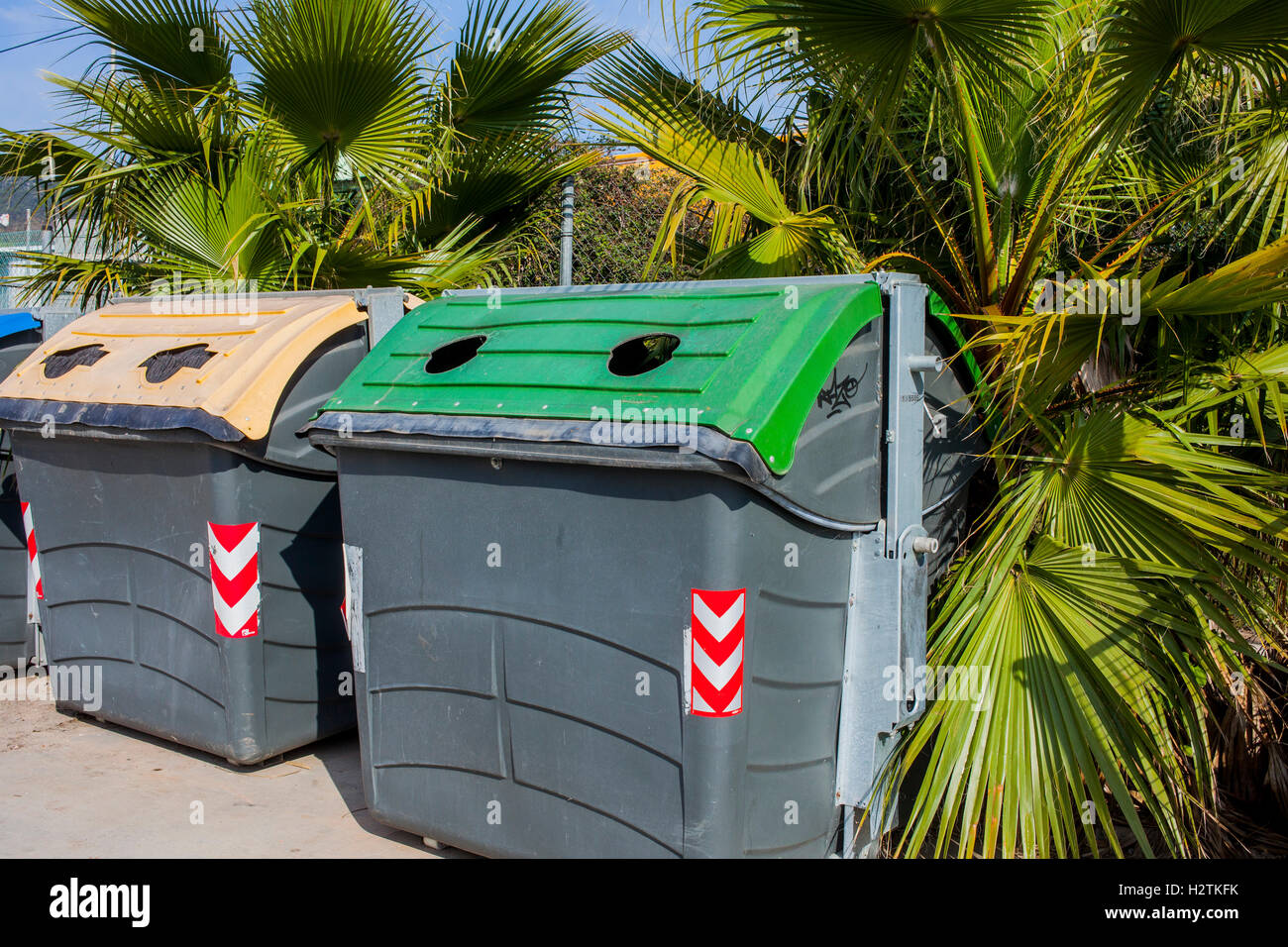 Les contenants de plastique et de verre pour le tri des déchets, centre de recyclage Banque D'Images