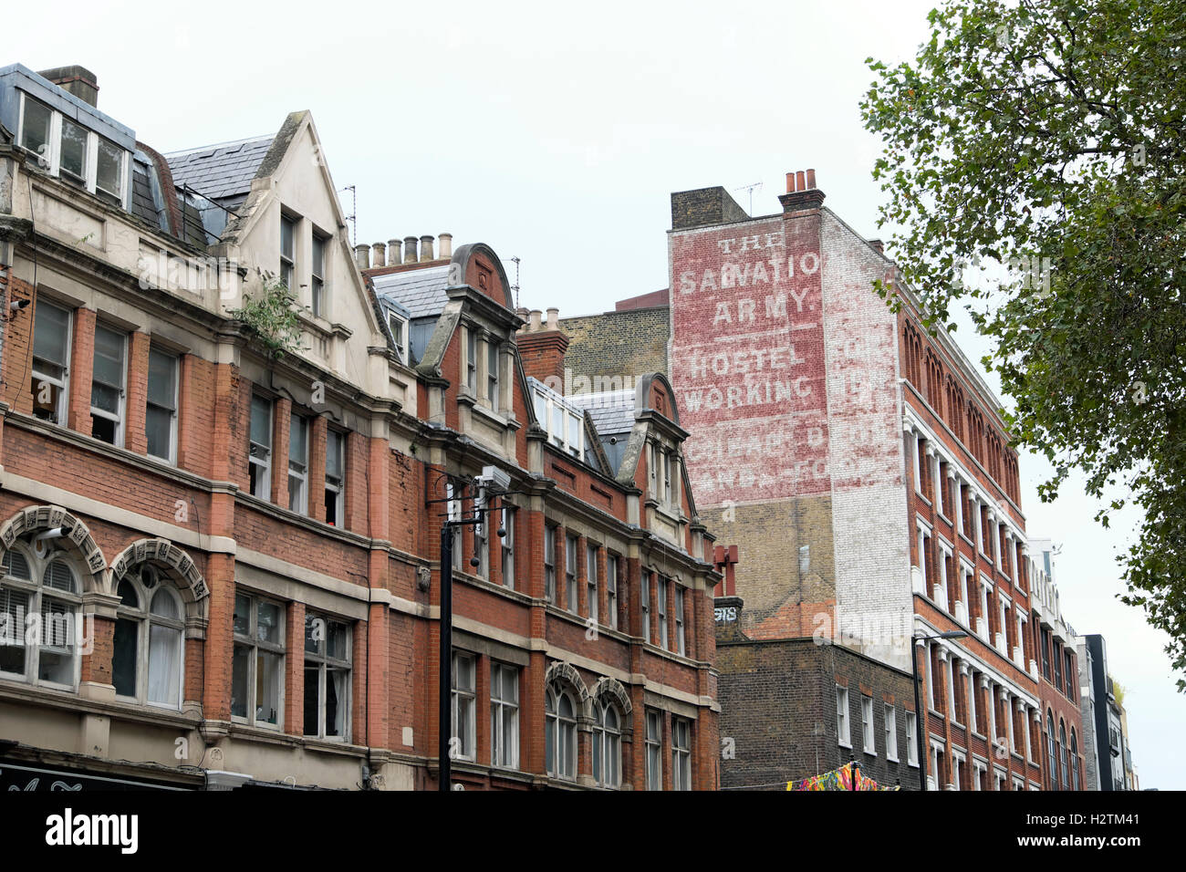 Une rangée de bâtiments délabrés victorienne avec terrasse historique et de l'Armée du Salut Hostel signe sur Old Street à Londres KATHY DEWITT Banque D'Images