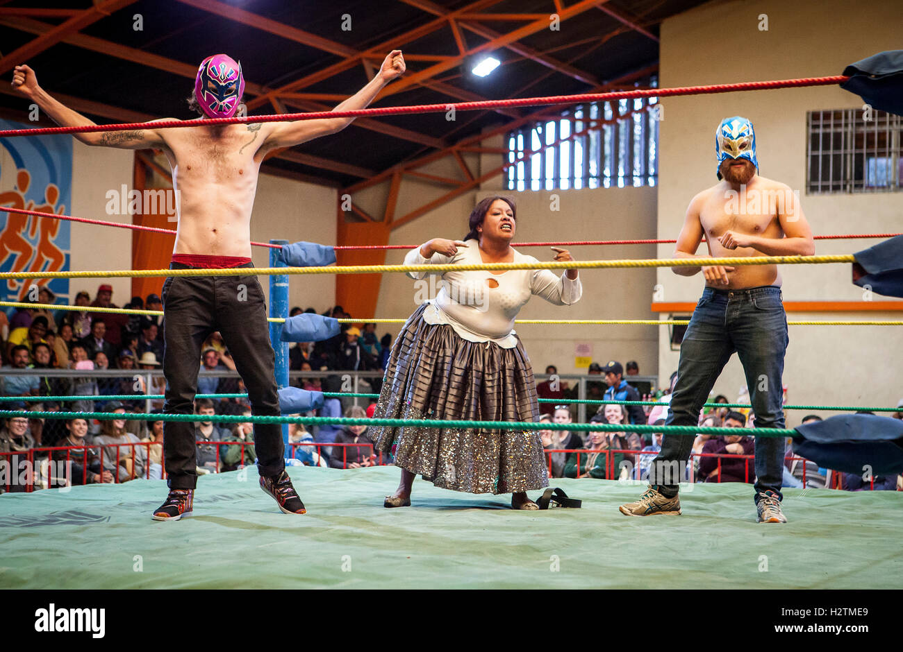 Lucha Libre.Deux jusqu'à l'anneau spontanée pour aider l'cholita Angela la Folclorista à nouveau au cours de la lutte contre le lutteur appelé Banque D'Images