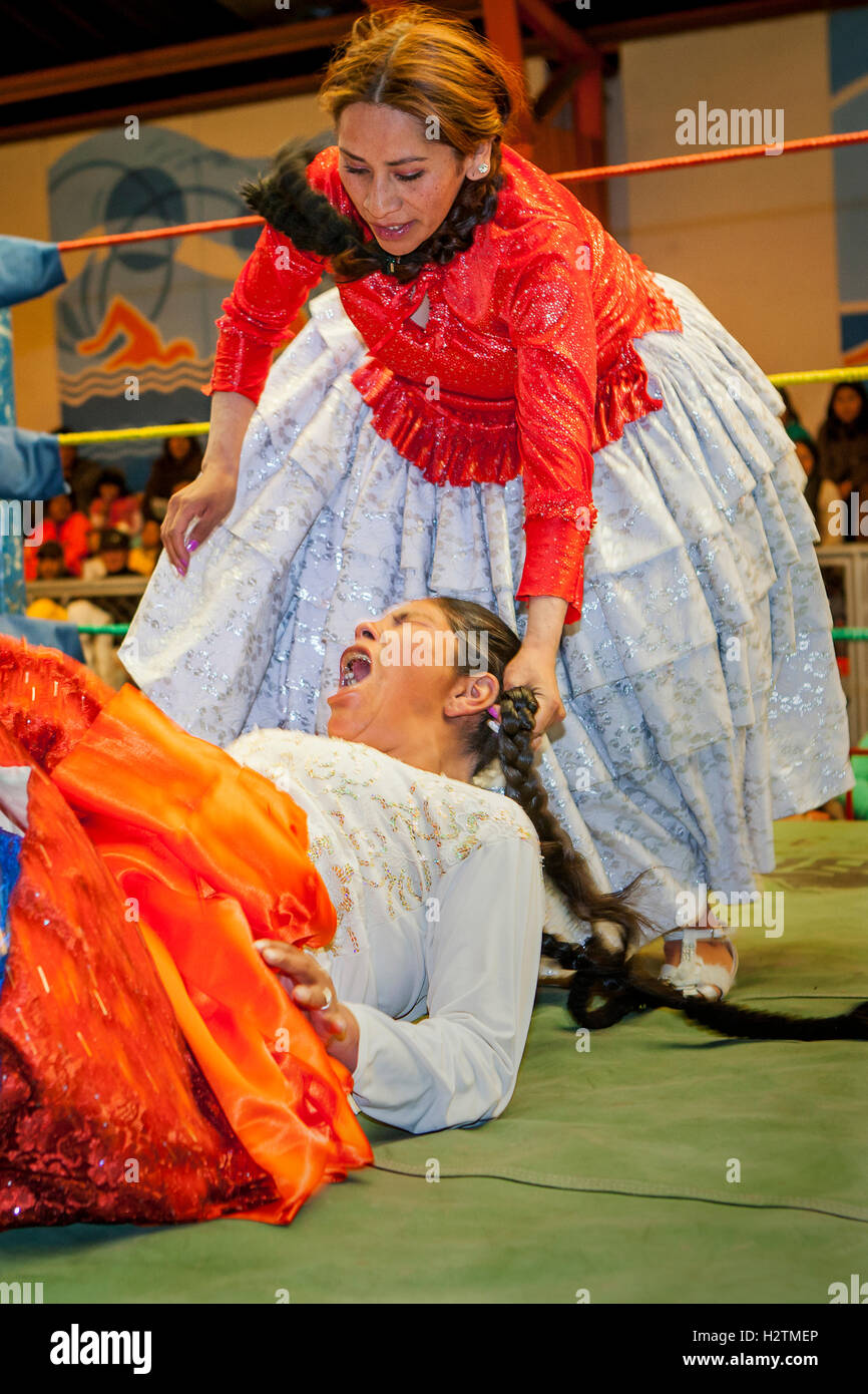 Lucha Libre. Combat entre Dina avec jupe orange et Benita la Intocable , cholitas lutteurs femelles ,Sports Centre La Ceja, Banque D'Images