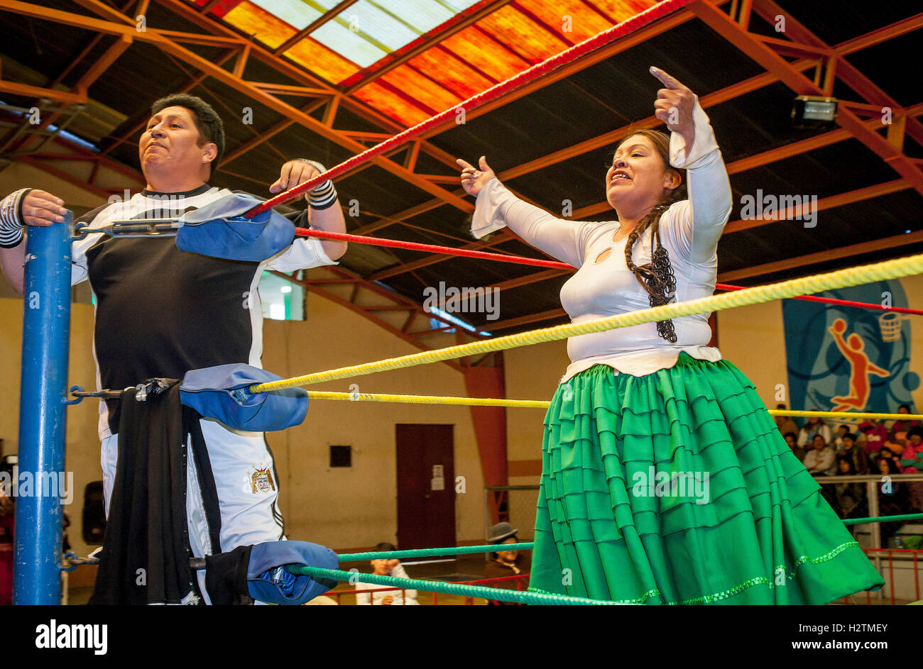 Lucha Libre. L'arbitre et Angela la Folclorista parlant avec le public pendant le combat, les lutteurs femelles cholitas ,Spor Banque D'Images