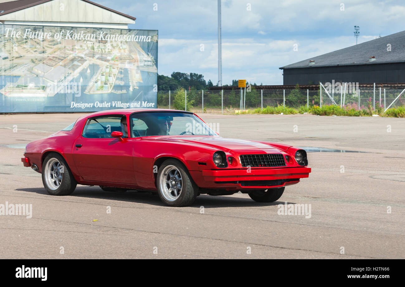 Kotka, Finlande - le 16 juillet 2016 : Sport 1976 Chevrolet Camaro rouge descend la rue en ville européenne Banque D'Images