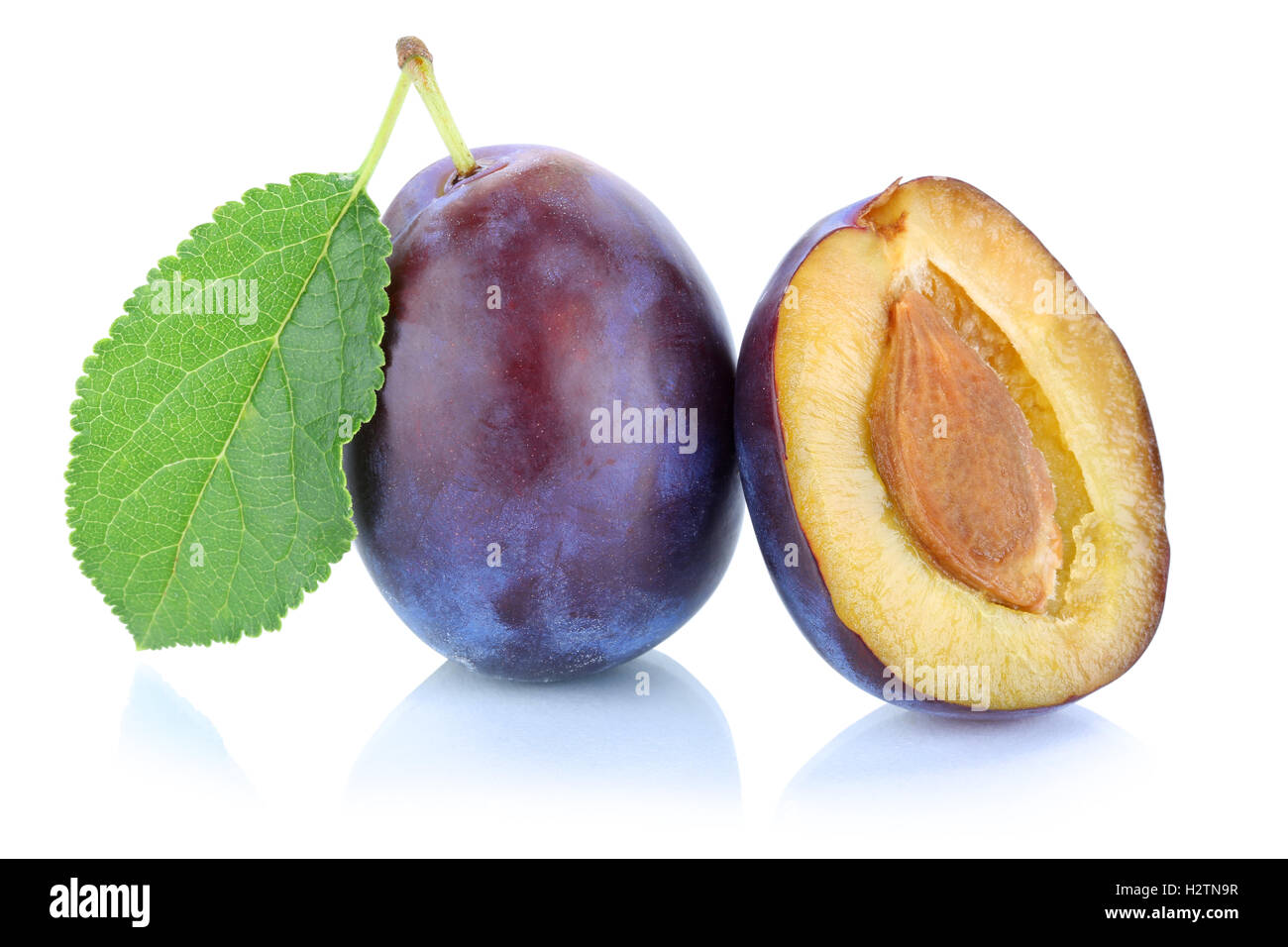 Les prunes à pruneaux prune prune fruits frais isolé sur fond blanc Banque D'Images