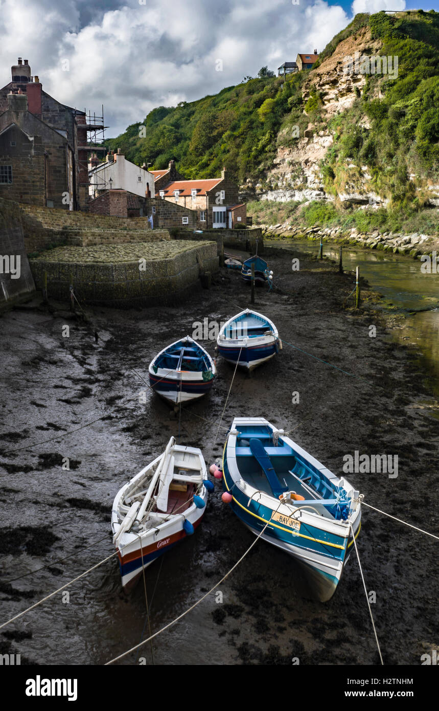 Bateaux dans le port de Staithes village de pêcheurs. North Yorkshire UK Banque D'Images