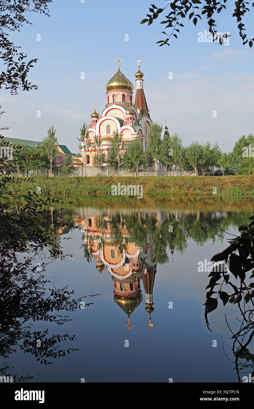Eglise orthodoxe russe connu sous le nom de Église de l'exaltation de la sainte croix et sa réflexion à Almaty, Kazakhstan Banque D'Images