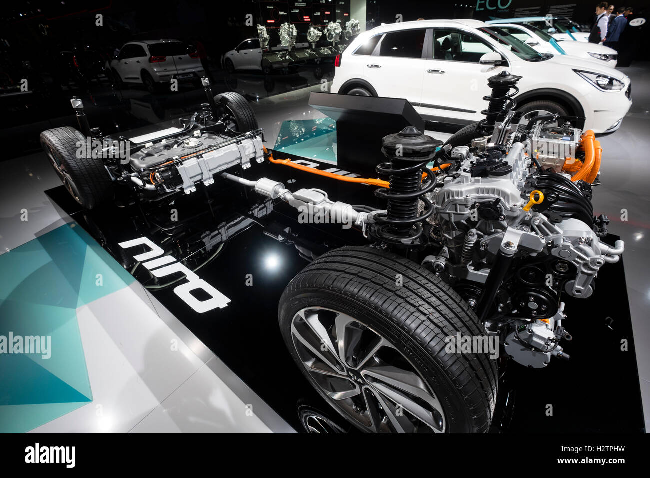 Vue sur le moteur et le châssis de nouvelle Kia Niro véhicule hybride croisé à Paris Motor Show 2016 Banque D'Images