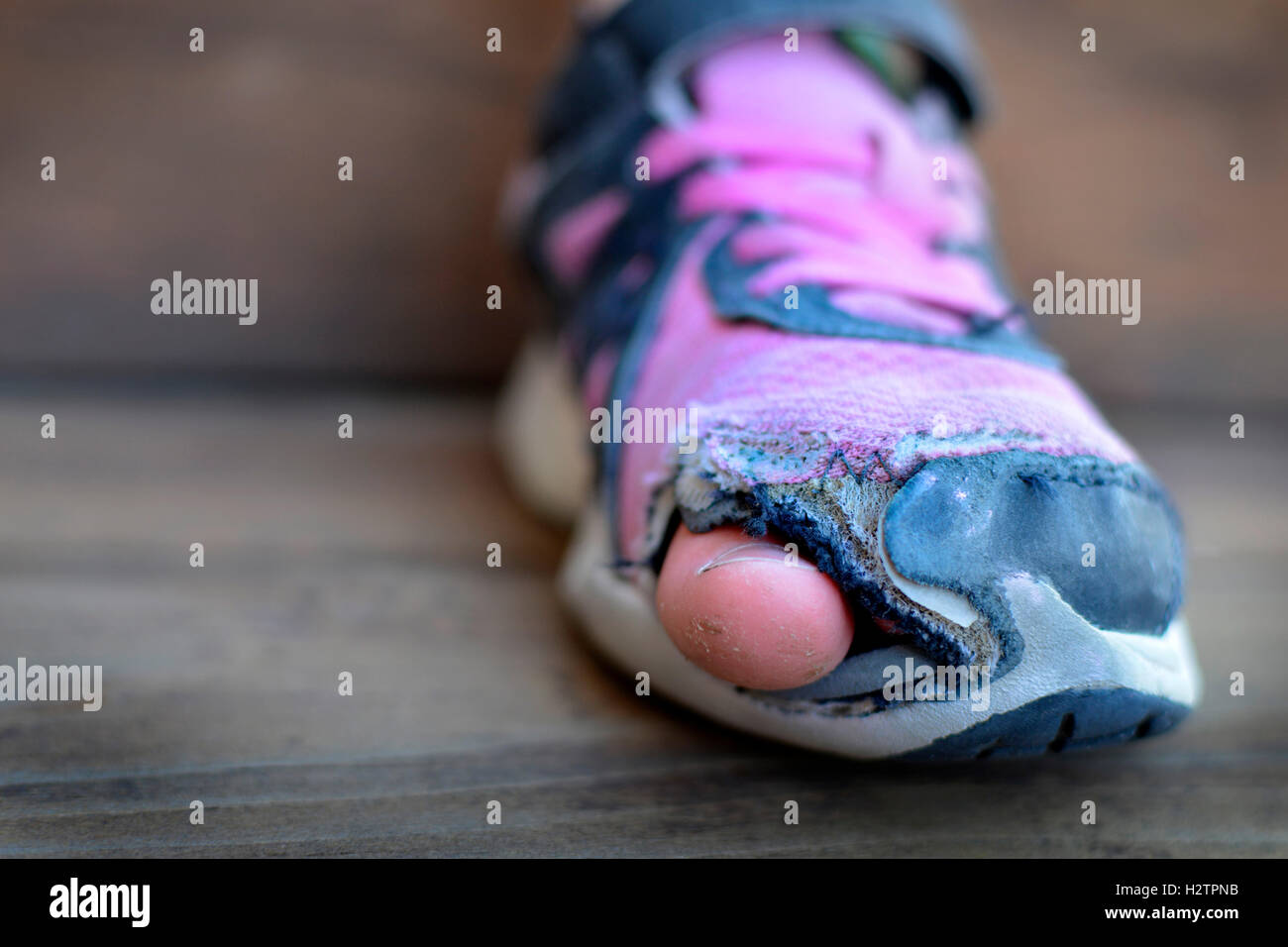 Vieilles chaussures avec des trous pour les sans-abri miteux usé orteils  qui sort de l'habillement Photo Stock - Alamy