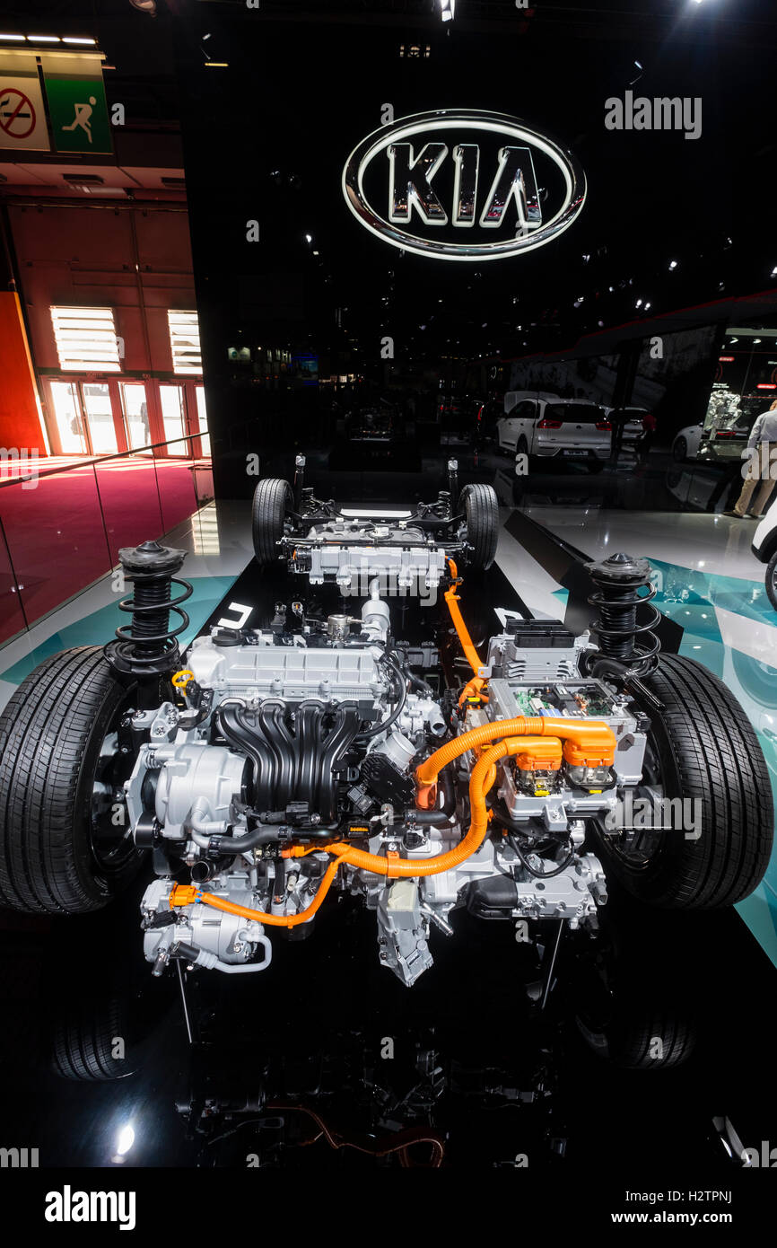 Vue sur le moteur et le châssis de nouvelle Kia Niro véhicule hybride croisé à Paris Motor Show 2016 Banque D'Images