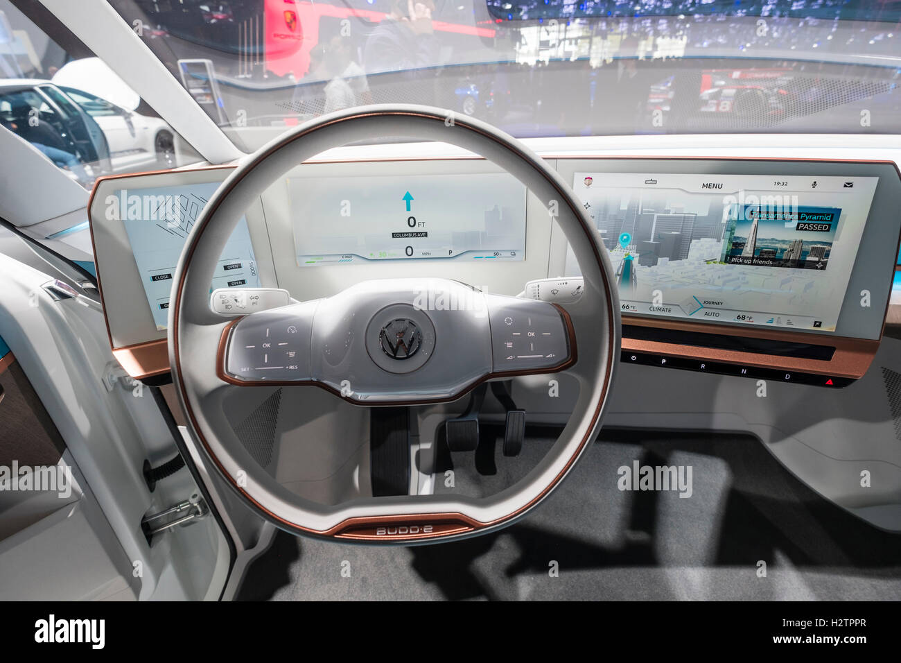 Détail de la planche de bord électronique de Volkswagen, VW Budd.E concept électrique minibus à Paris Motor Show 2016 Banque D'Images