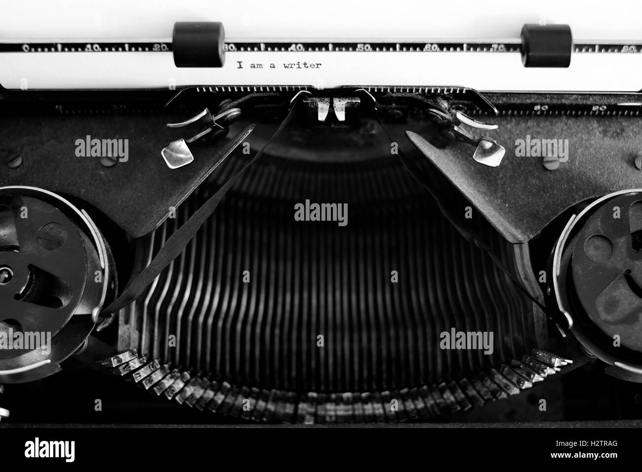 Gros plan Détail de la vieille machine à écrire avec du papier pour l'écriture de communication que je suis un écrivain Banque D'Images