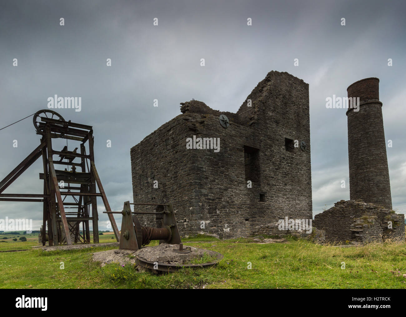 Une vue plus rapprochée de certains bâtiments abandonnés à la mine Magpie Banque D'Images