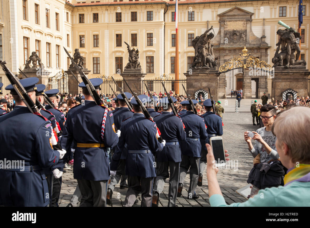 Relève de la garde au Château de Prague Banque D'Images