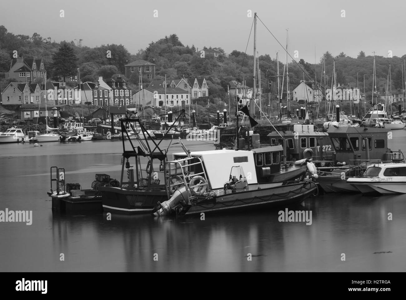 Une longue exposition de bateaux de pêche dans le port de Tarbert, en Écosse. Banque D'Images