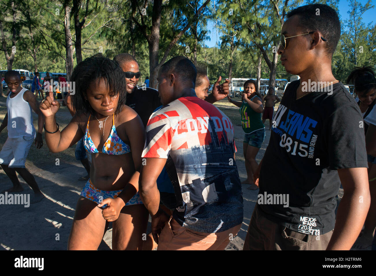 La population locale de danse Sega danse créole dans Le Morne plage publique, l'île Maurice. Banque D'Images