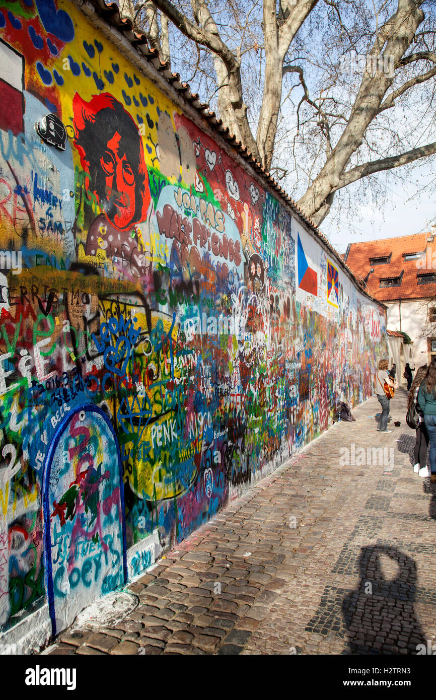 John Lennon wall à Prague. Après son assassinat en 1980 c'était un graffiti politique protestation de la jeune tchèque parce que la plupart des pays occidentaux Banque D'Images