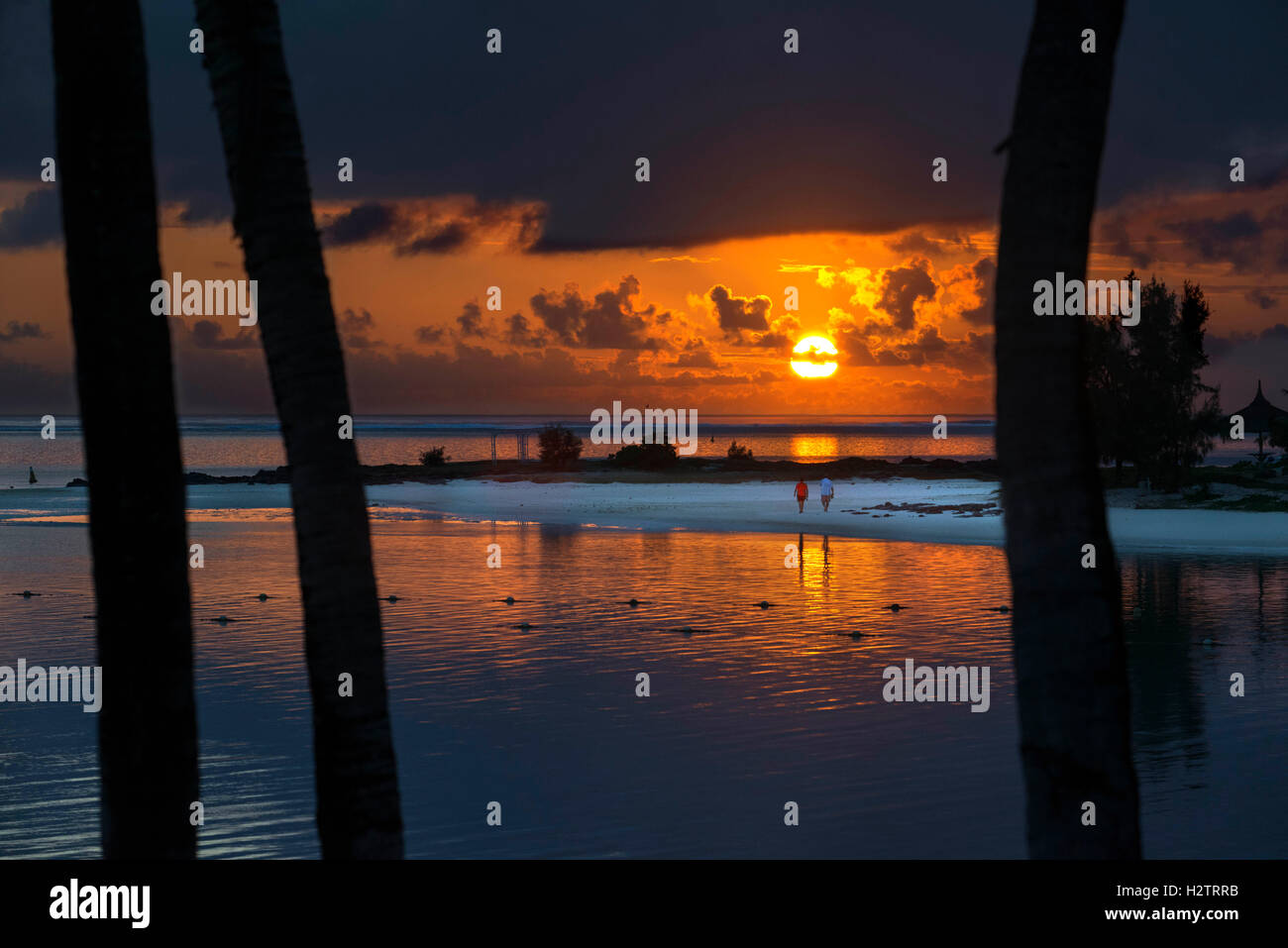 Coucher du soleil à Belle Mare Plage, Flacq, Maurituis Banque D'Images