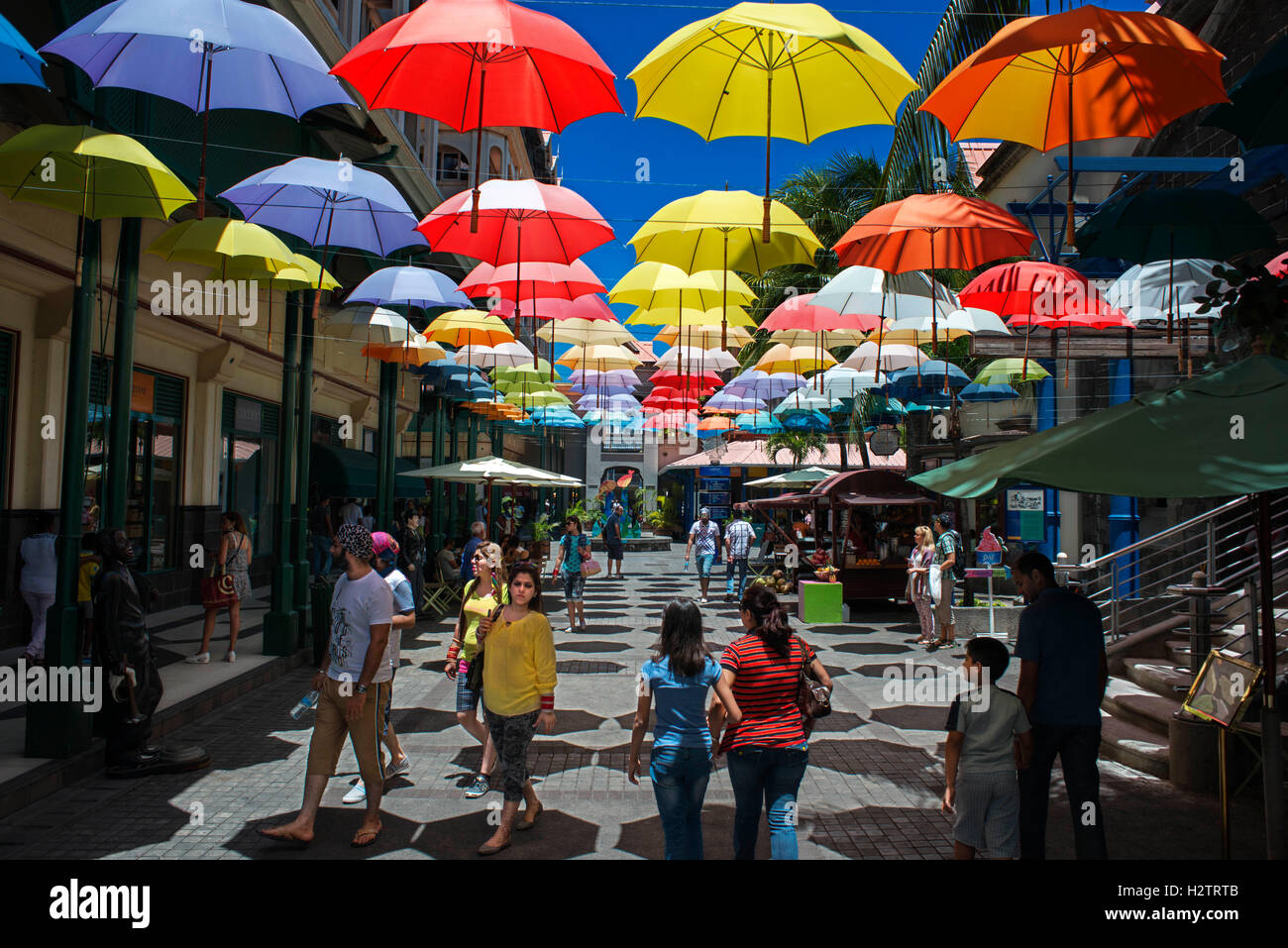 Caudan Waterfront avec parapluie coloré couvrant, Port Louis, Ile Maurice. Banque D'Images