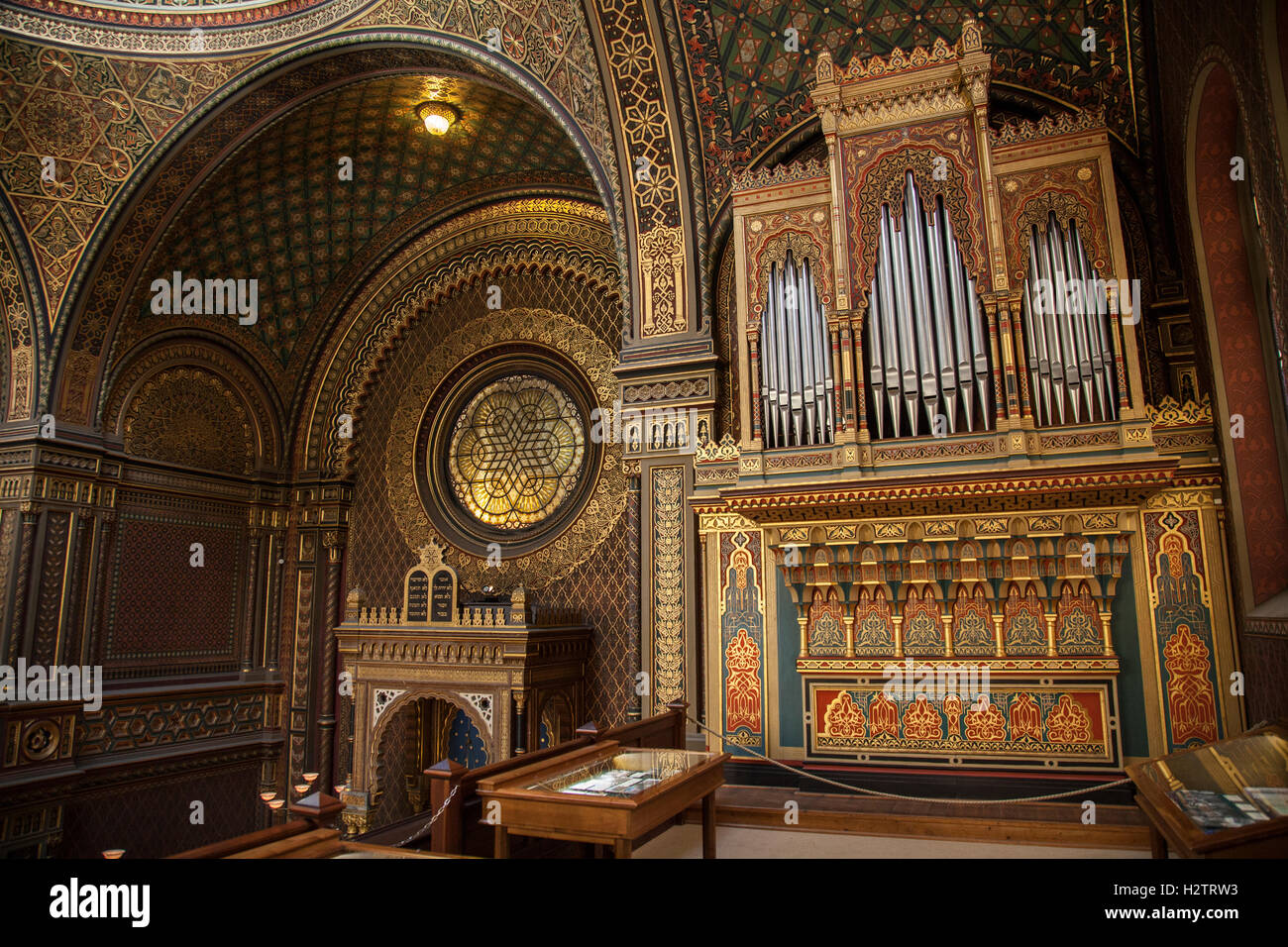 Intérieur de la Synagogue Espagnole aussi le musée juif montrant l'organe. Banque D'Images